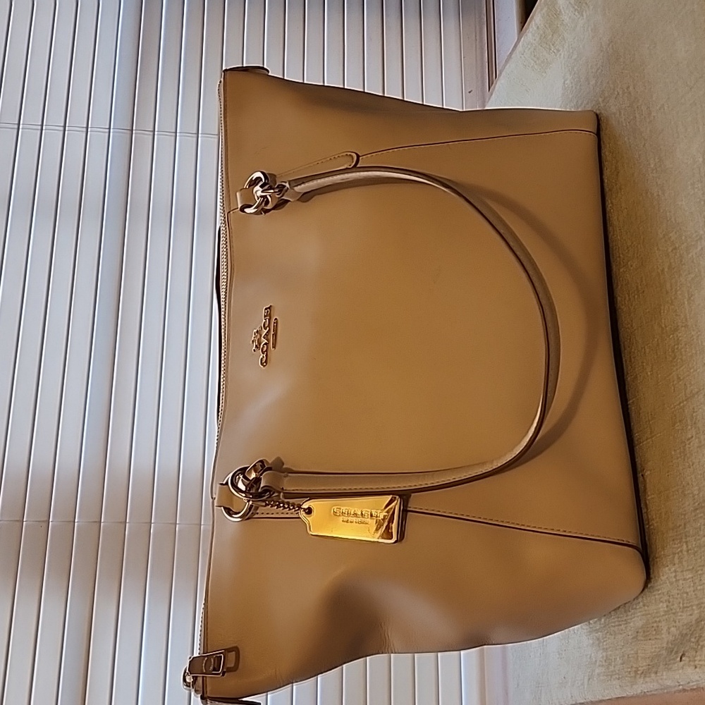 COACH HANDBAG